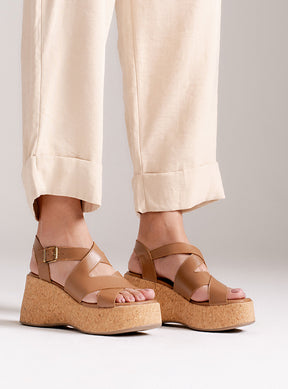 Sandália em Couro Amêndoa Plataforma Cortiça Tiras Transpassadas