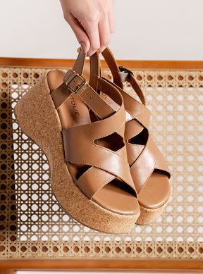 Sandália em Couro Amêndoa Plataforma Cortiça Tiras Transpassadas