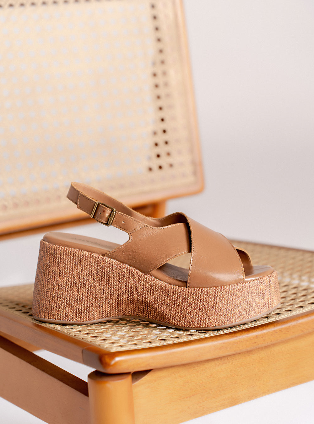 Sandália em Couro Amêndoa Plataforma Trama Tiras Largas