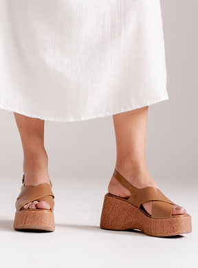 Sandália em Couro Amêndoa Plataforma Trama Tiras Largas