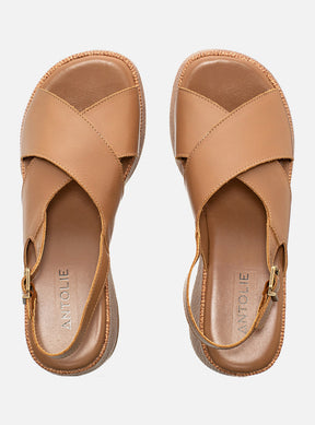 Sandália em Couro Amêndoa Plataforma Trama Tiras Largas