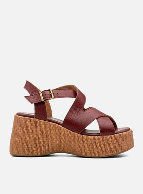 Sandália em Couro Bordô Plataforma Trama Tiras Transpassadas