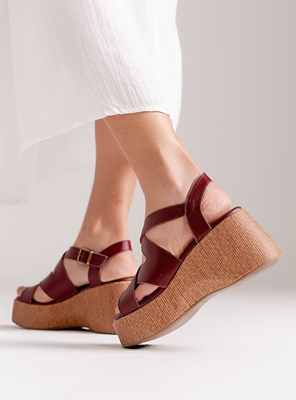Sandália em Couro Bordô Plataforma Trama Tiras Transpassadas