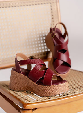 Sandália em Couro Bordô Plataforma Trama Tiras Transpassadas