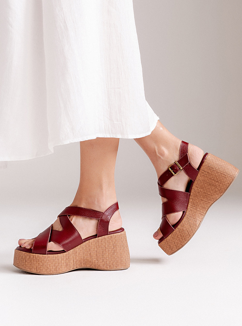 Sandália em Couro Bordô Plataforma Trama Tiras Transpassadas