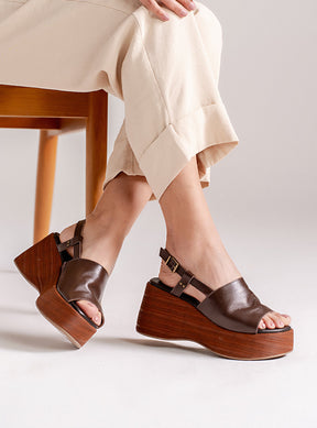 Sandália em Couro Café Plataforma Madeira Tira Lisa