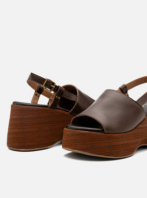 Sandália em Couro Café Plataforma Madeira Tira Lisa
