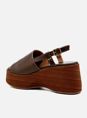 Sandália em Couro Café Plataforma Madeira Tira Lisa