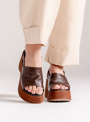Sandália em Couro Café Plataforma Madeira Tira Lisa