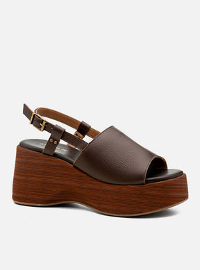 Sandália em Couro Café Plataforma Madeira Tira Lisa