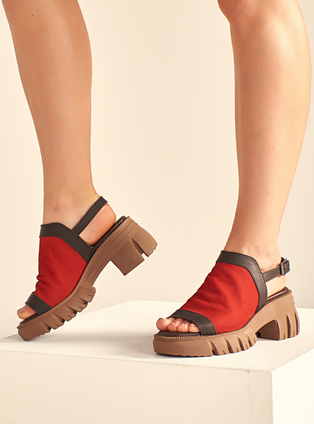 Sandália em Couro com Plataforma Maitê Vermelho e Café