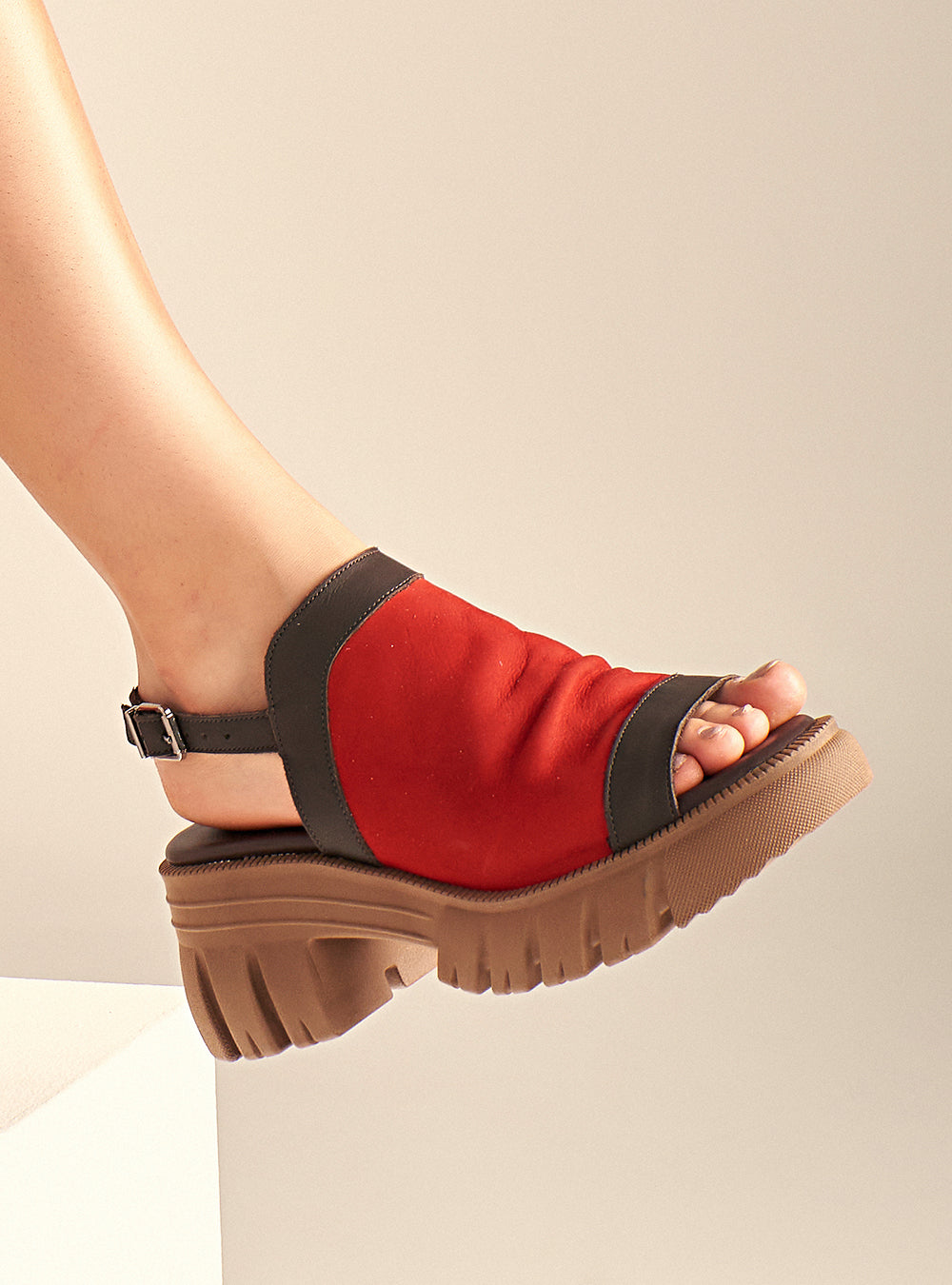 Sandália em Couro com Plataforma Maitê Vermelho e Café