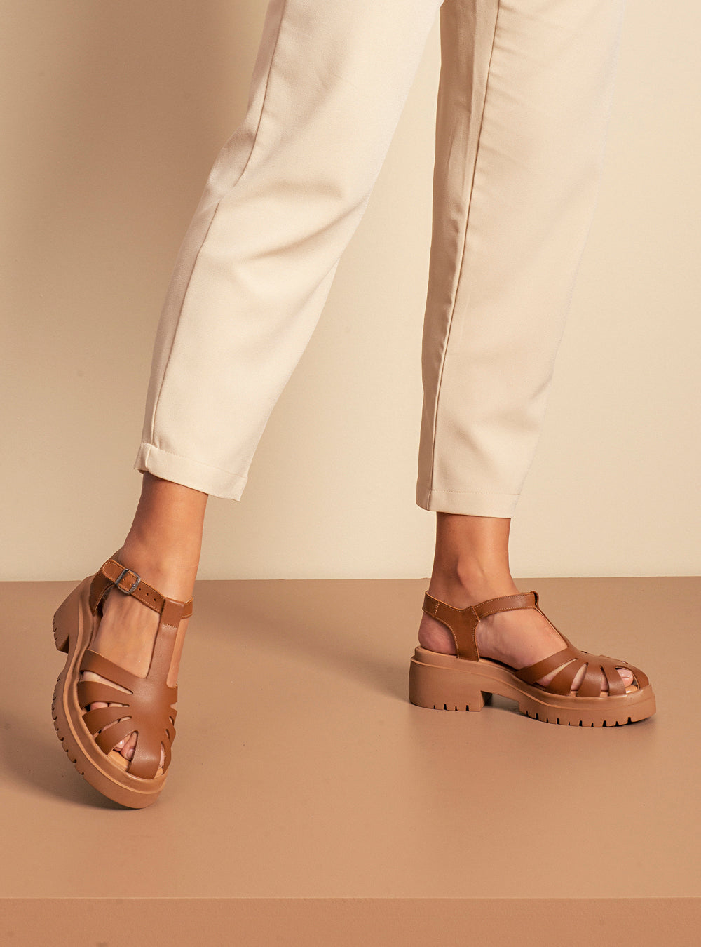 Sandália em Couro Fisherman Salto Morgan Caramelo