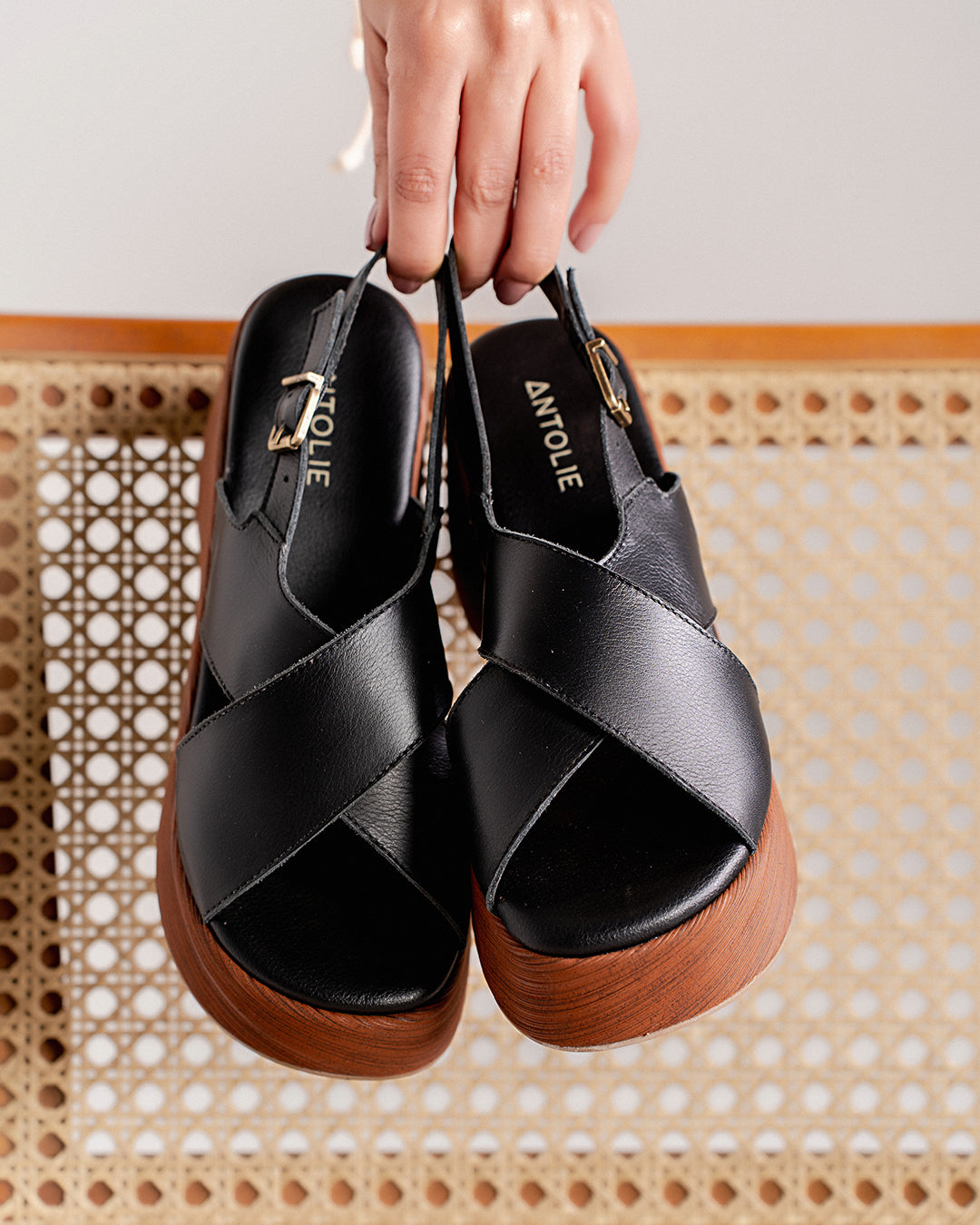 Sandália em Couro Preta Plataforma Madeira Tiras Largas