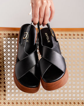 Sandália em Couro Preta Plataforma Madeira Tiras Largas