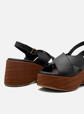 Sandália em Couro Preta Plataforma Madeira Tiras Largas