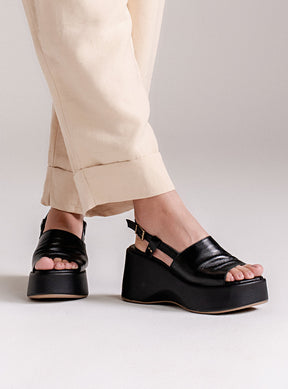 Sandália em Couro Preta Plataforma Tira Lisa