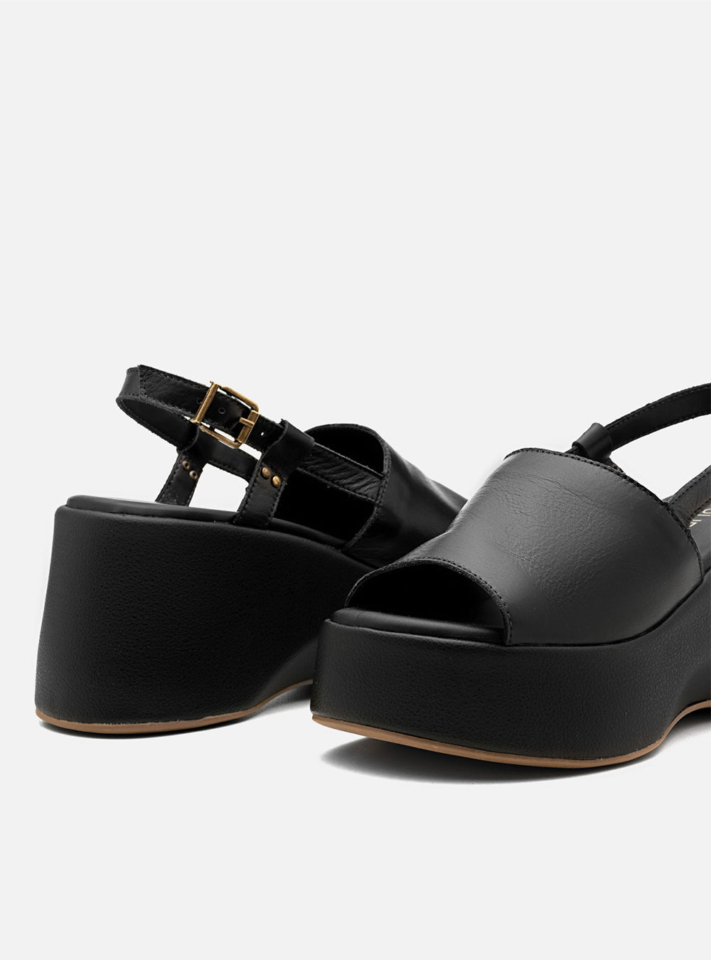 Sandália em Couro Preta Plataforma Tira Lisa