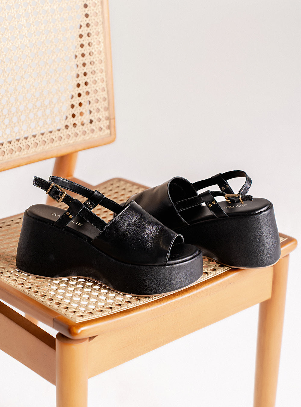 Sandália em Couro Preta Plataforma Tira Lisa