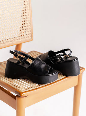 Sandália em Couro Preta Plataforma Tira Lisa