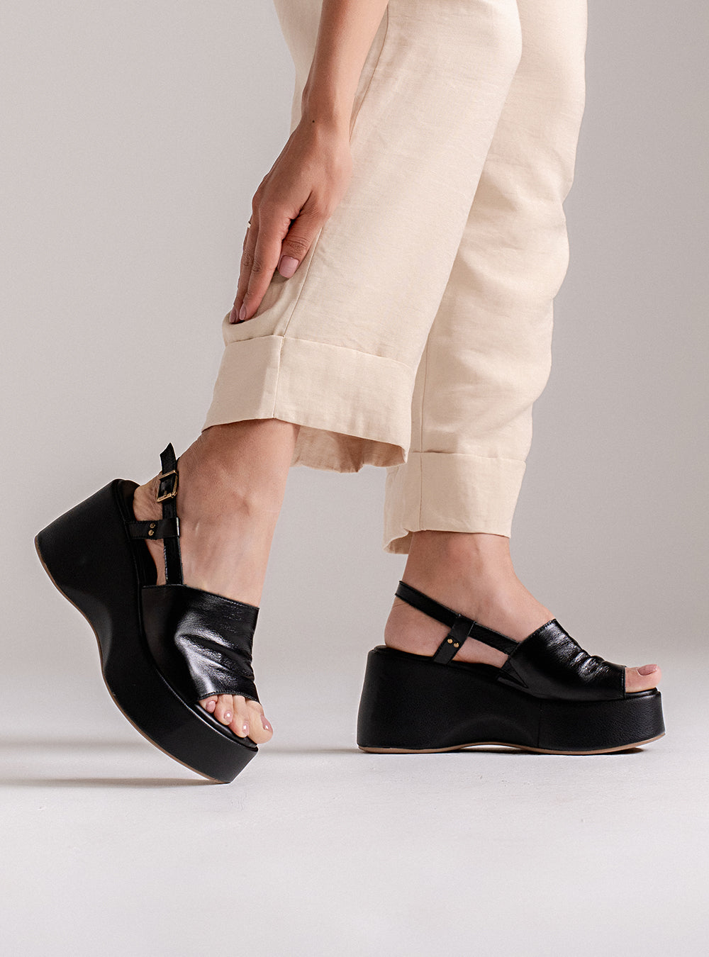 Sandália em Couro Preta Plataforma Tira Lisa