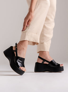 Sandália em Couro Preta Plataforma Tira Lisa