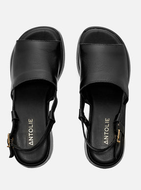 Sandália em Couro Preta Plataforma Tira Lisa