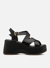 Sandália em Couro Preta Plataforma Tiras Transpassadas