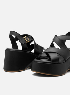 Sandália em Couro Preta Plataforma Tiras Transpassadas