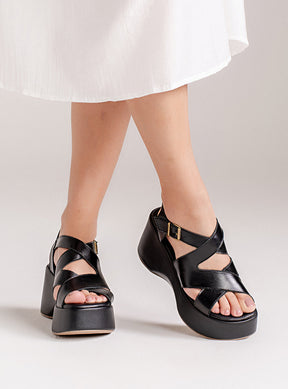 Sandália em Couro Preta Plataforma Tiras Transpassadas
