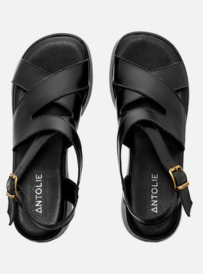 Sandália em Couro Preta Plataforma Tiras Transpassadas