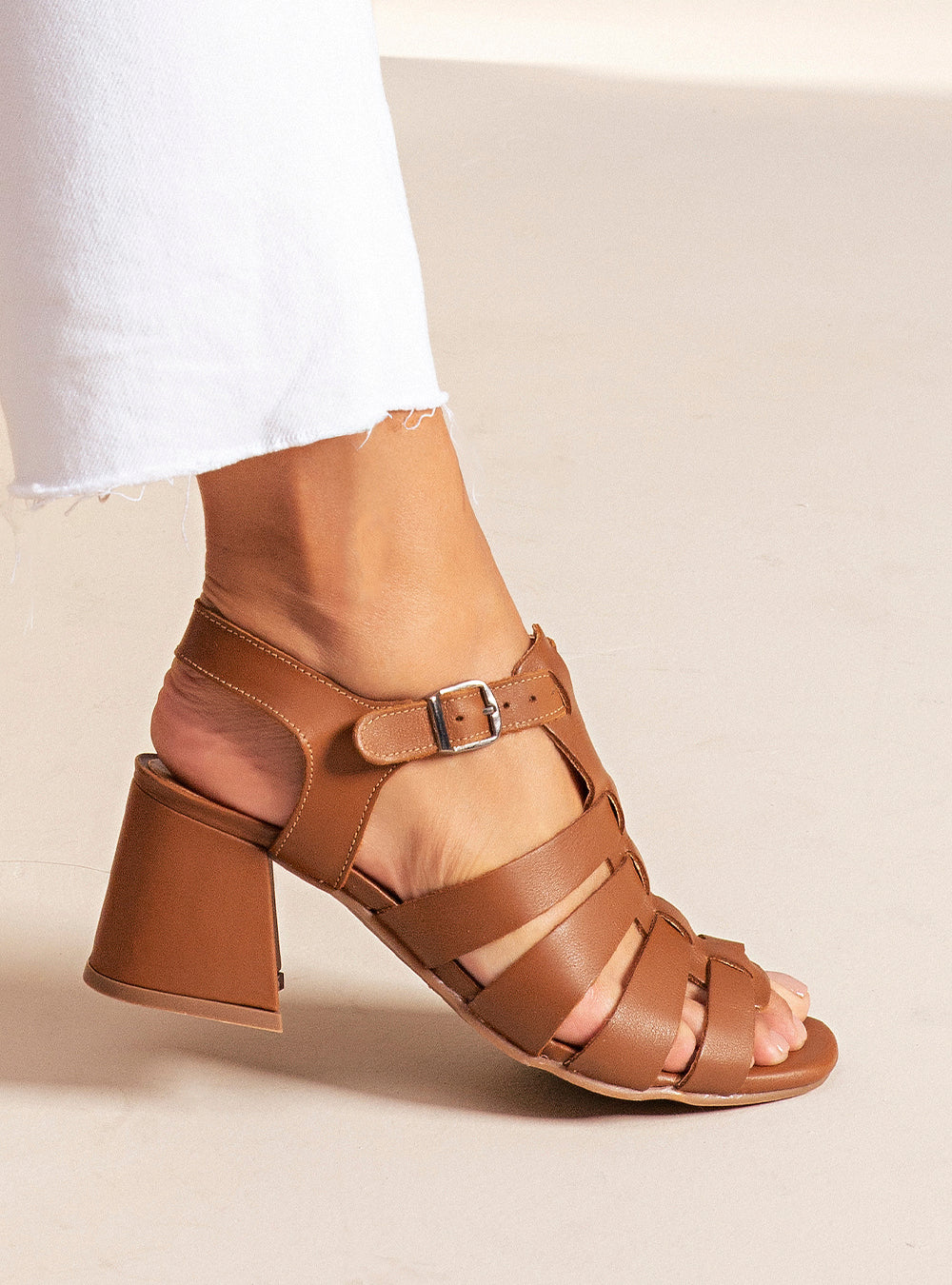 Sandália em Couro Salto Médio Lilian Caramelo