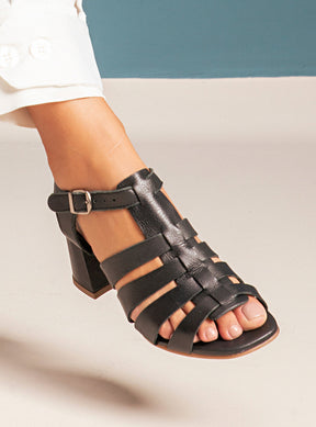 Sandália em Couro Salto Médio Lilian Preto