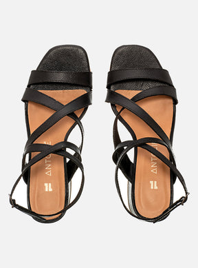 Sandália em Couro Tiras Transpassadas Lilian Preto