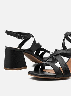 Sandália em Couro Tiras Transpassadas Lilian Preto