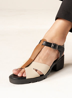 Sandália em Couro Tiras Valentina Off White Caramelo e Preto
