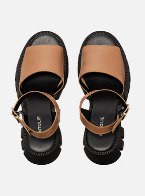 Sandália em Couro Tratorada Maitê Caramelo Tira Lisa