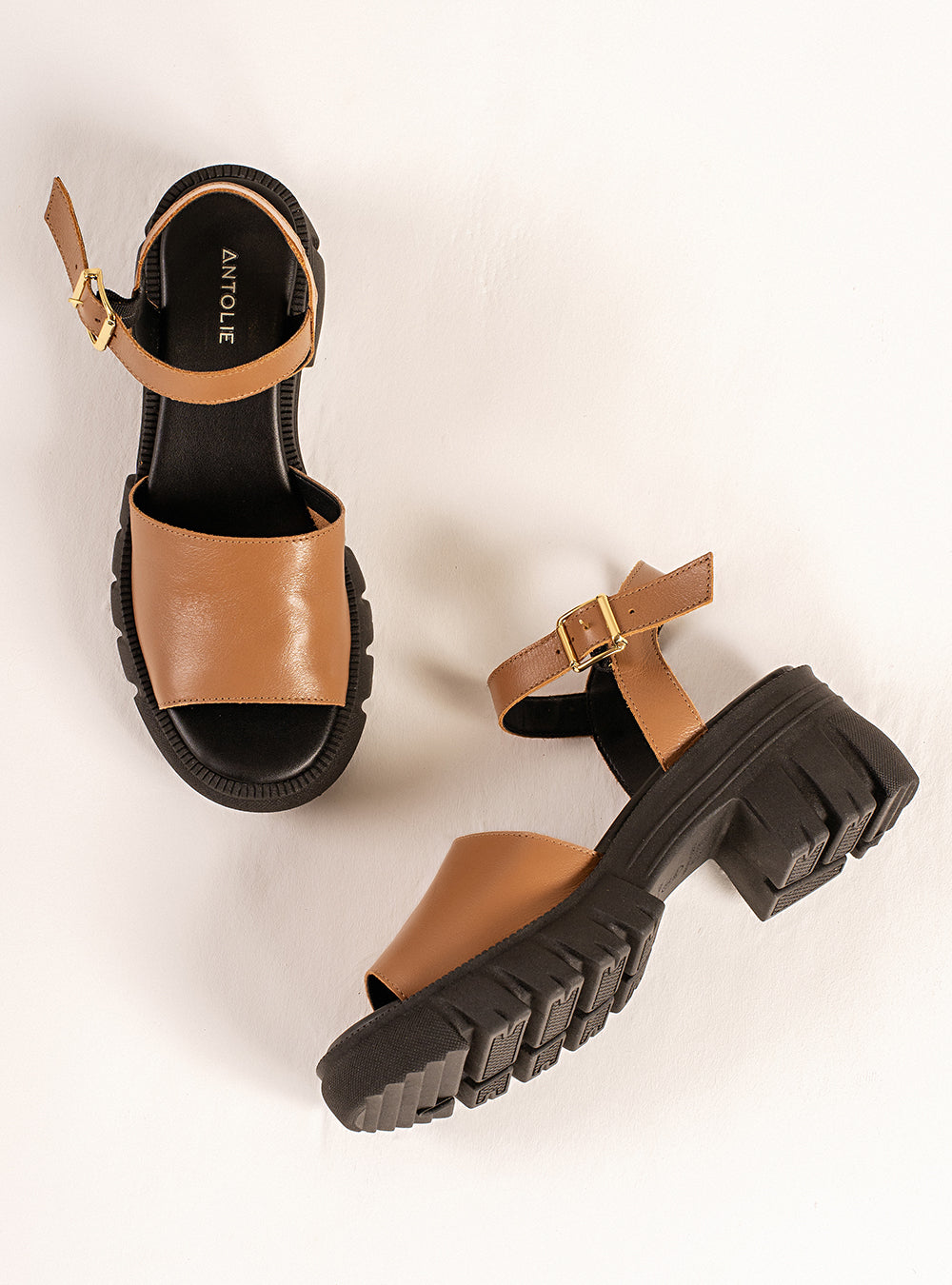 Sandália em Couro Tratorada Maitê Caramelo Tira Lisa