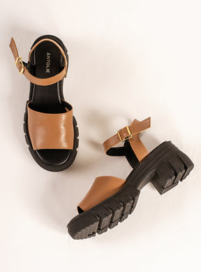 Sandália em Couro Tratorada Maitê Caramelo Tira Lisa