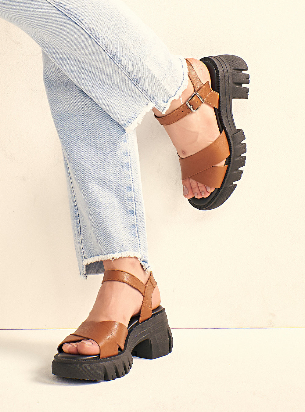 Sandália em Couro Tratorada Maitê Caramelo