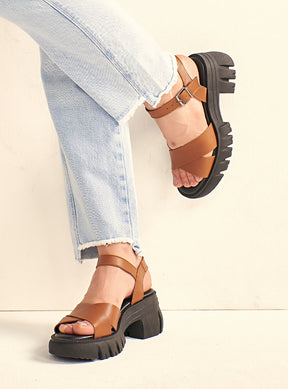 Sandália em Couro Tratorada Maitê Caramelo