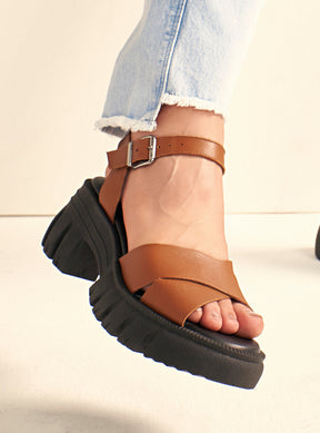 Sandália em Couro Tratorada Maitê Caramelo