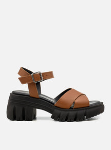 Sandália em Couro Tratorada Maitê Caramelo