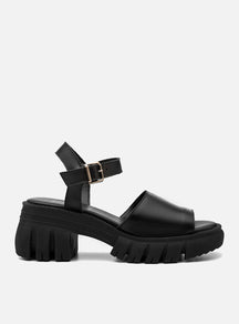 Sandália em Couro Tratorada Maitê Preta Tira Lisa