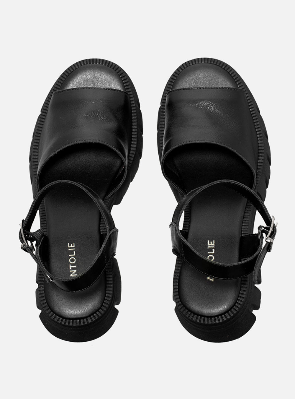 Sandália em Couro Tratorada Maitê Preta Tira Lisa