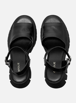 Sandália em Couro Tratorada Maitê Preta Tira Lisa