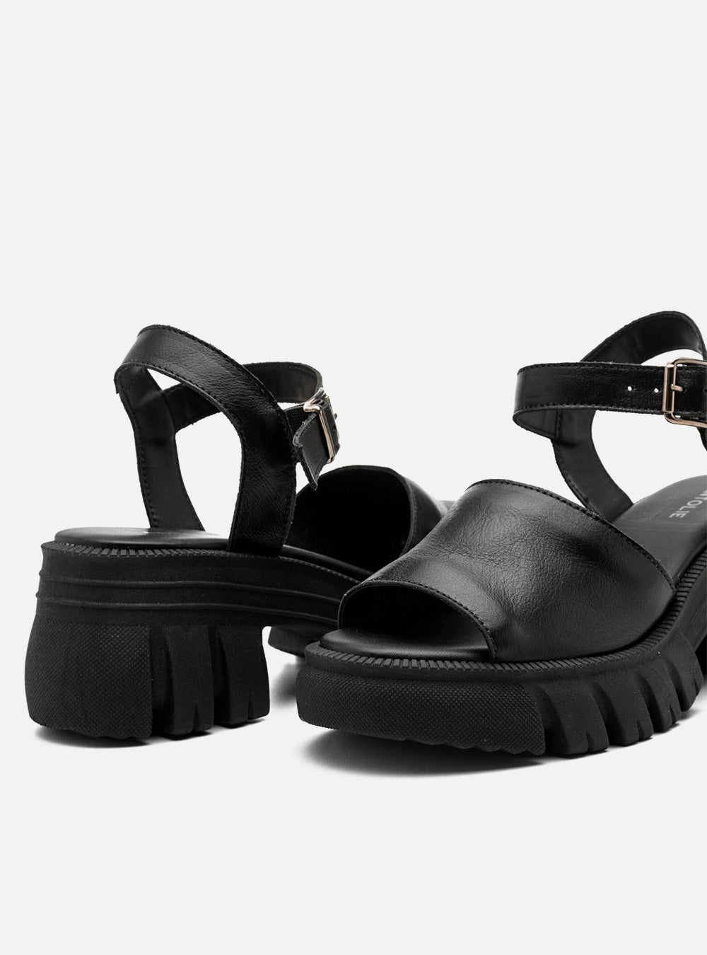 Sandália em Couro Tratorada Maitê Preta Tira Lisa