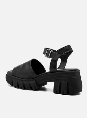 Sandália em Couro Tratorada Maitê Preta Tira Lisa