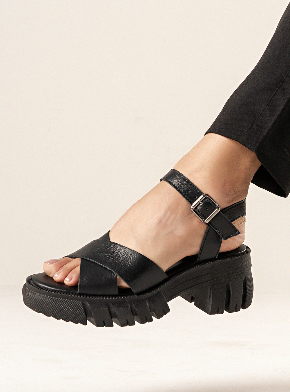 Sandália em Couro Tratorada Maitê Preto