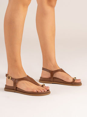 Sandália Papete em Couro Marrom Dedeira Metal